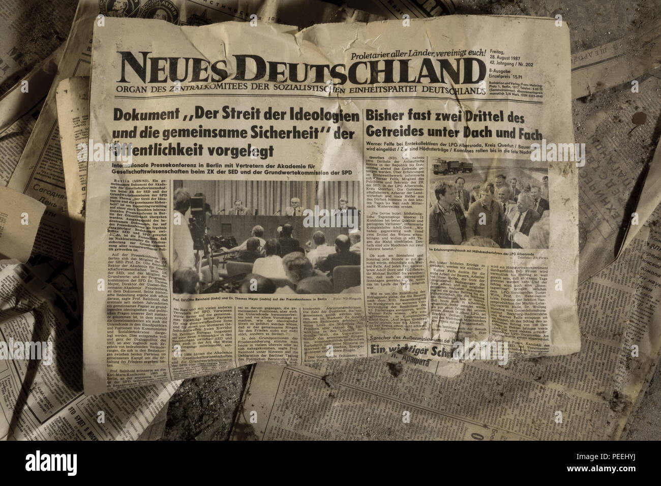 antike Zeitung der DDR Neues Deutschland Stock Photo