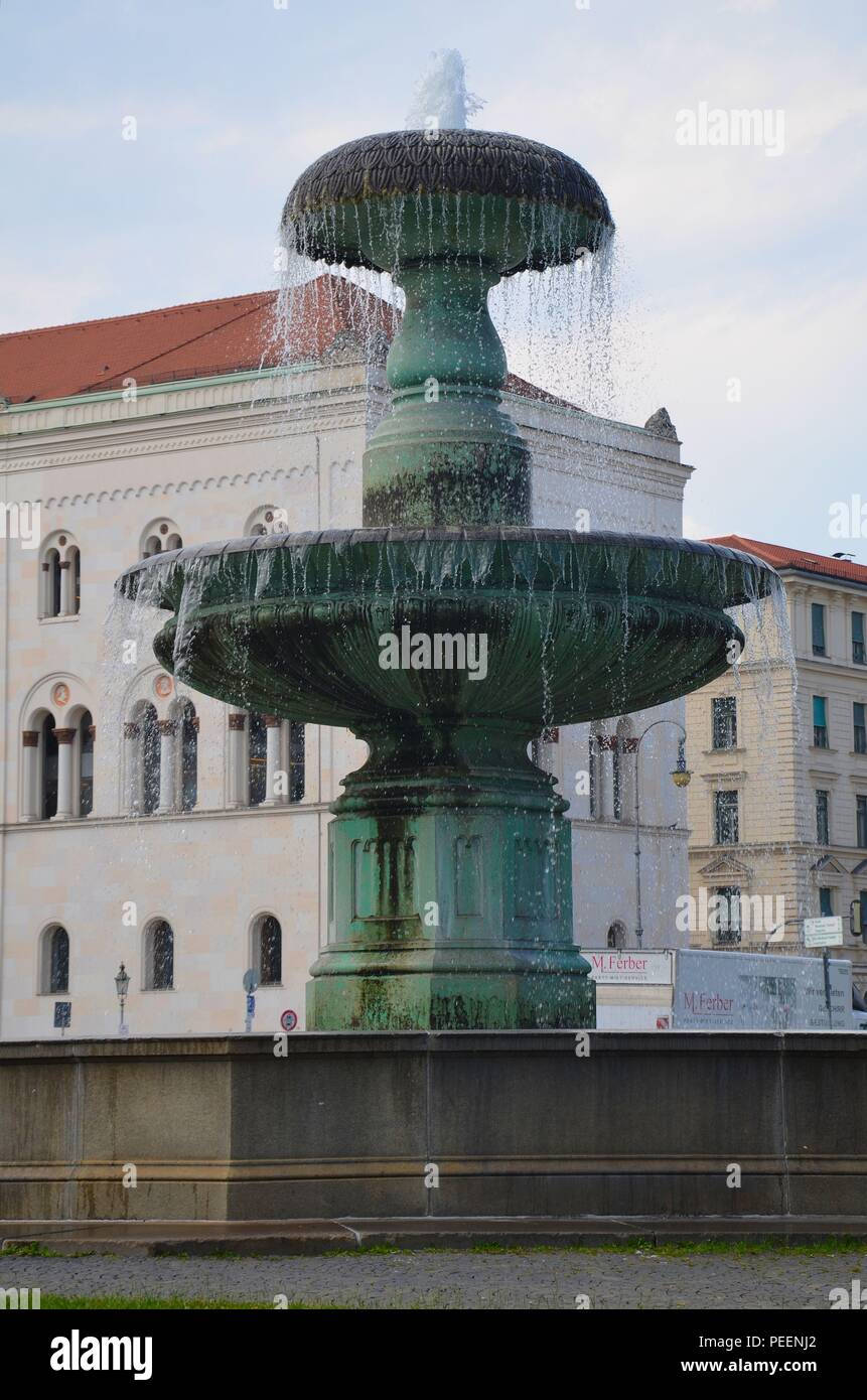 München, die Hauptstadt Bayerns (Deutschland): Brunnen vor dem Gebäude der Universität Stock Photo