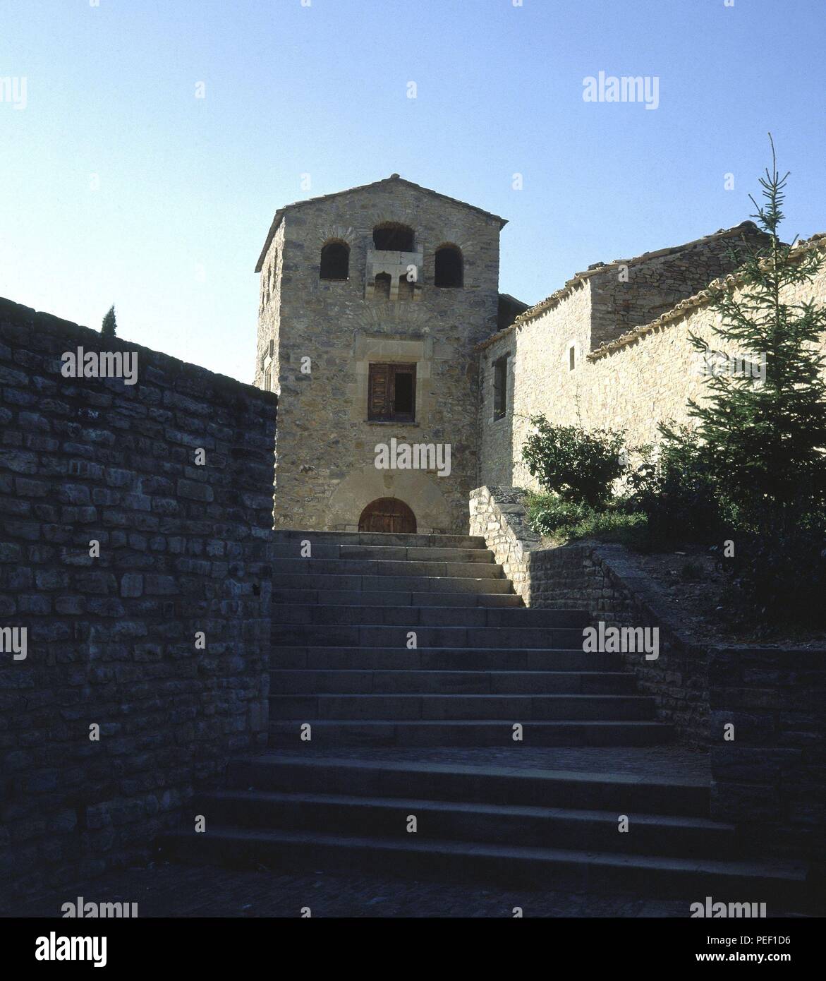 ESCALERAS - AL FONDO EL PALACIO EPISCOPAL. Location: PALACIO EPISCOPAL, RODA DE ISABENA, HUESCA, SPAIN. Stock Photo