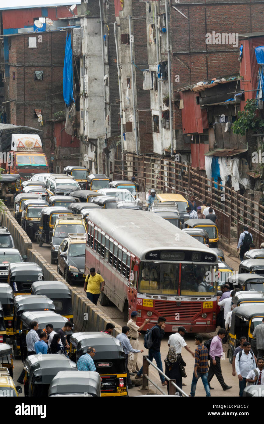 Busy rush hour traffic on Station road, Bandra, Mumbai, India Stock Photo