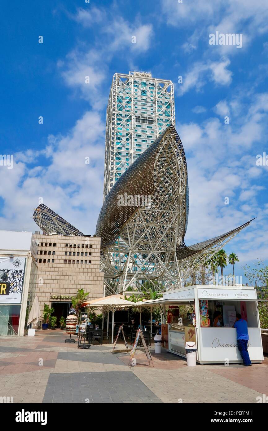 Frank Gehry’s giant golden fish / peix d’or sculpture in Barcelona