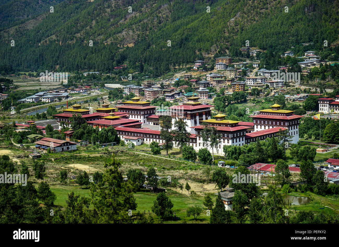 тхимпху на высоте. бутан тхимпху. бутан столица - город тхимпху. королевство бутан, тхимпху. бутан тхимпху люди.