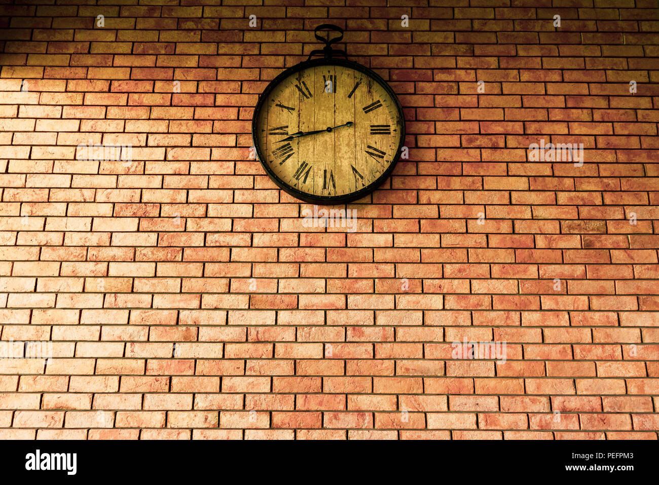 часы на кирпичиках. часы кирпичики. часы на белой кирпичной стене. часы на кирпичной стене. фото часов онлайн.