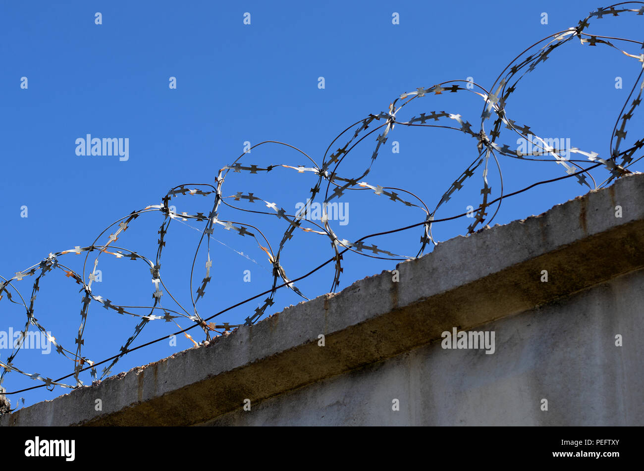 Metal fence spikes wire hires stock photography and images Alamy