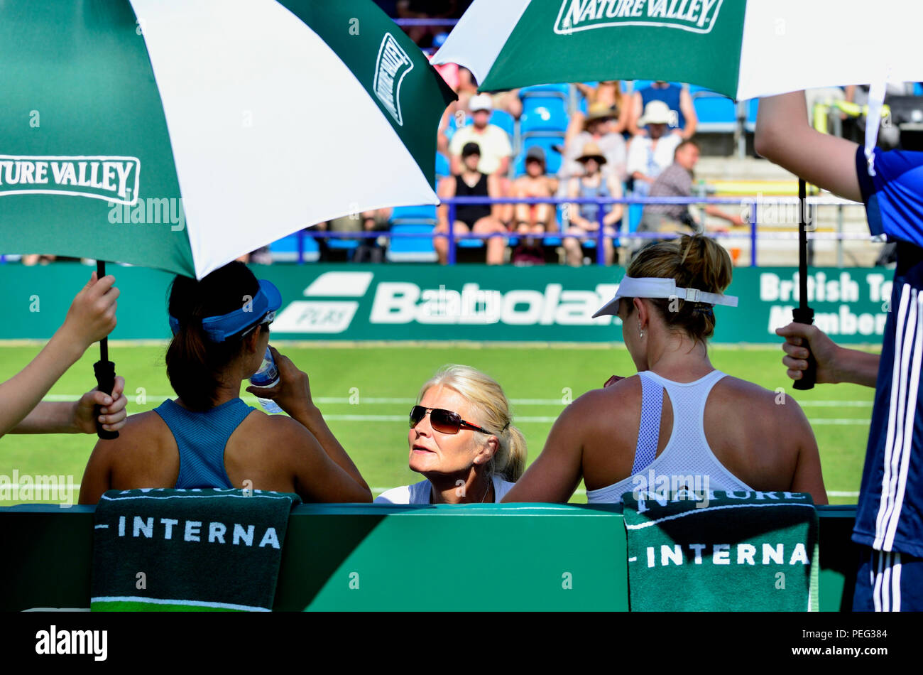 Tennis coaching: Gabriella Dabrowski and Xu Yifan with their trainer at the Nature Valley International 2018 at Eastbourne Stock Photo