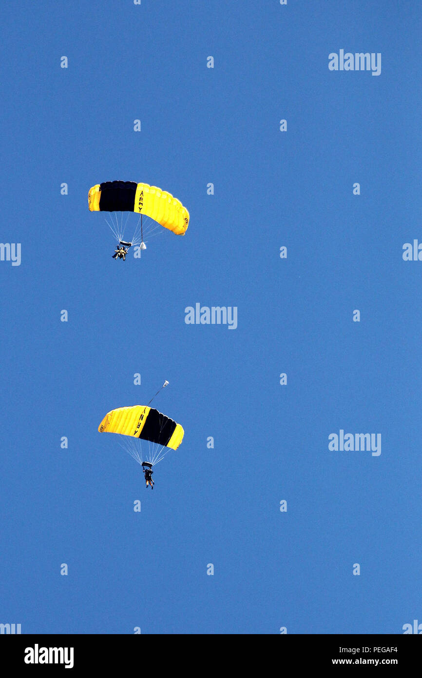 soldiers-from-the-u-s-army-golden-knights-tandem-parachute-team