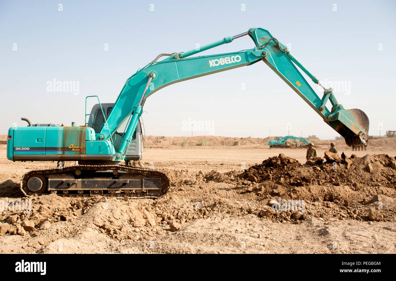 Iraqi army engineers practice digging trenches using a hydraulic excavator at Camp Taji, Iraq, Aug. 11, 2015. Engineer training is critical to the Iraqi army's future success by providing the skills needed to enhance their warfighting capabilities.  Combined Joint Task Force - Operation Inherent Resolve's multinational effort is committed to building that capacity within the Iraqi security forces to degrade and ultimately defeat the Islamic State of Iraq and the Levant.   (U.S. Army photo by Spc. Paris Maxey/Released) Stock Photo