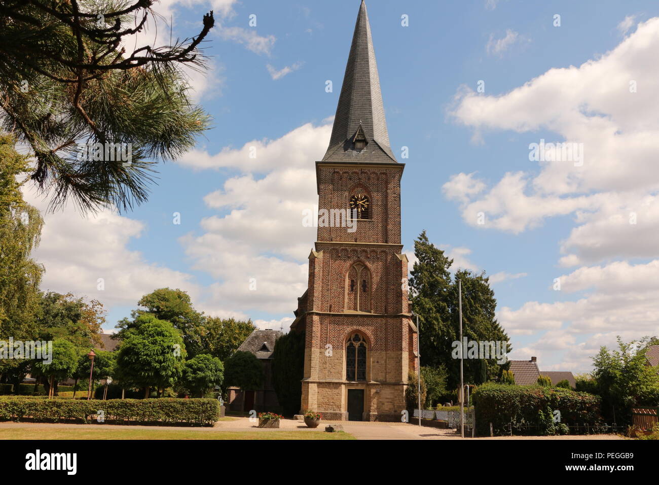 Die Kirche von Wardt, einem Ortsteil von Xanten am Niederrhein Stock Photo