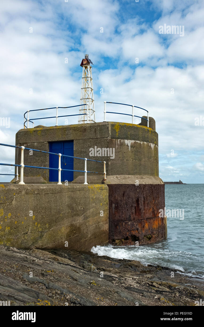 Light beacon at the end of a harbour breakwater Stock Photo Alamy