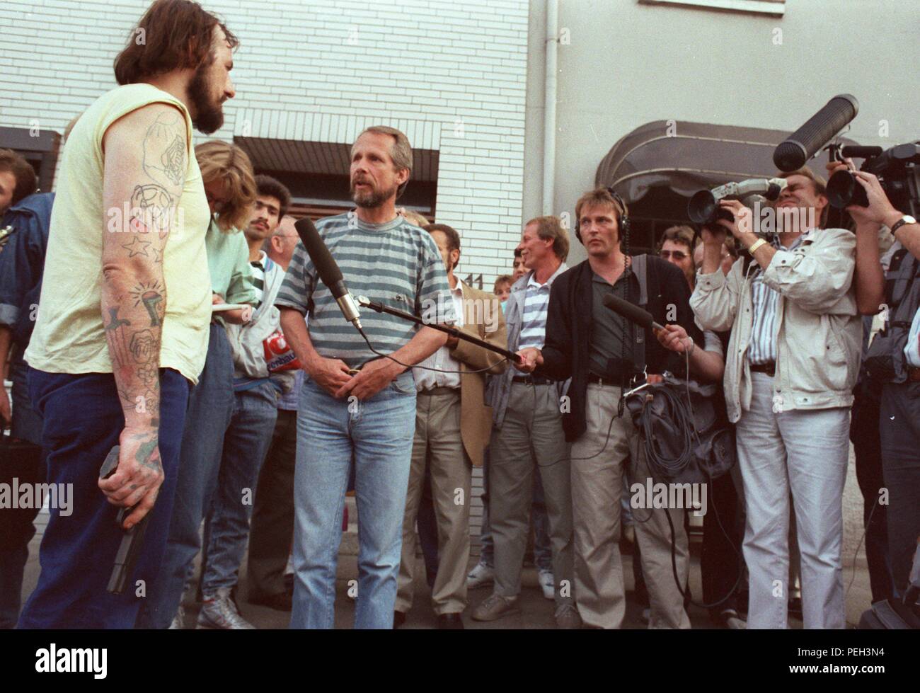 Archive The Hijacker Hans Jurgen Rosner Answers On 17 08 1988 In Bremen With A Pistol In His Hand Questions From Journalists With His Accomplice Dieter Degowski He Had On 16 08 In Gladbeck Rentfort Robbed