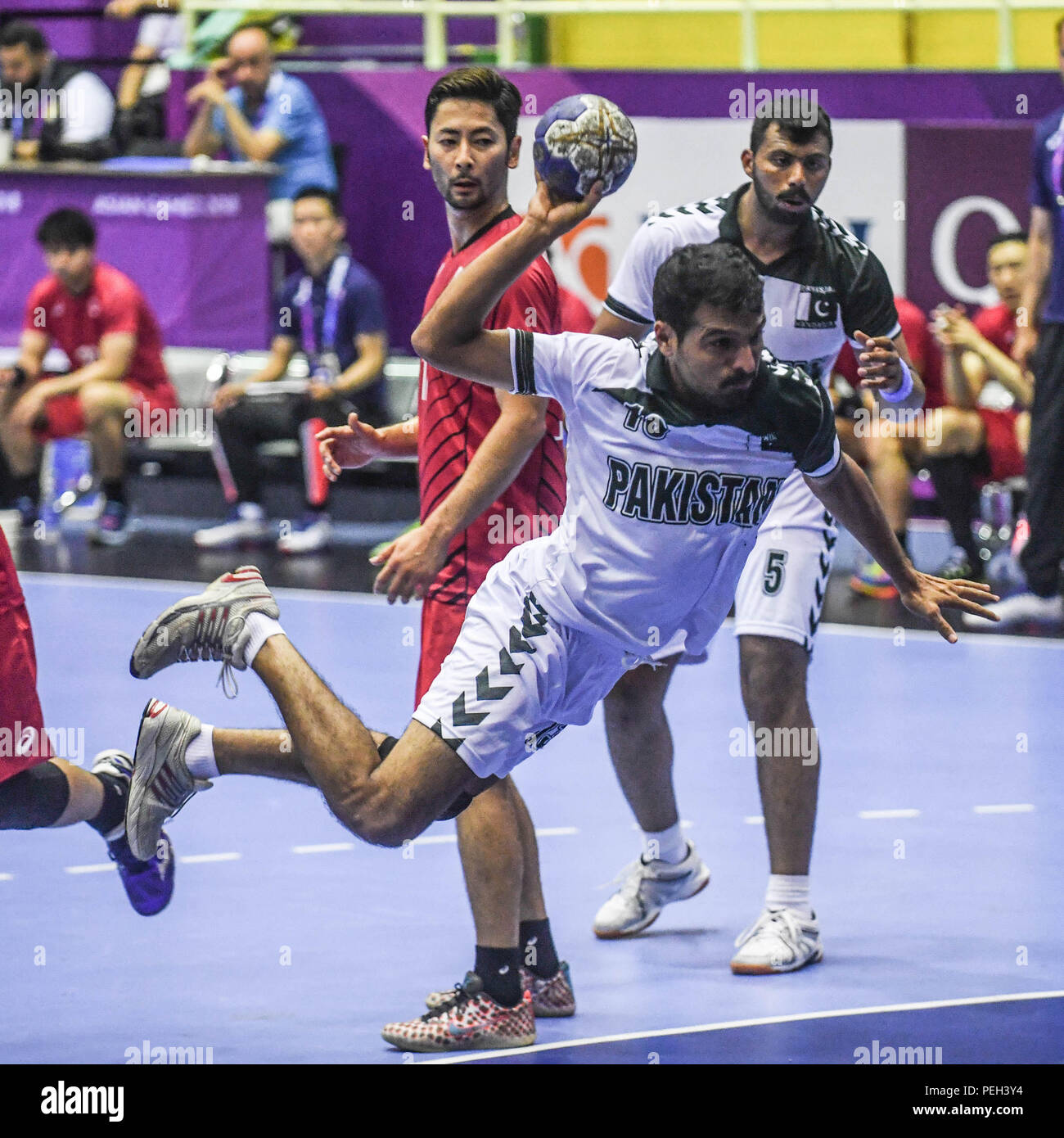 (180815) JAKARTA, Aug. 15, 2018(Xinhua) Asif Hayat (Front) of