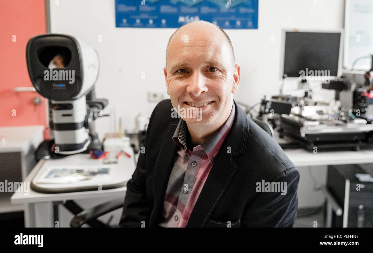 Kiel, Germany. 15th Aug, 2018. Alexander Hahn (M), head of the department Cybercrime and digital traces at the State Criminal Police Office in Kiel, in the chip-off laboratory of the department. Here electronic memory chips are removed from devices and their data read out. Credit: Markus Scholz/dpa/Alamy Live News Stock Photo