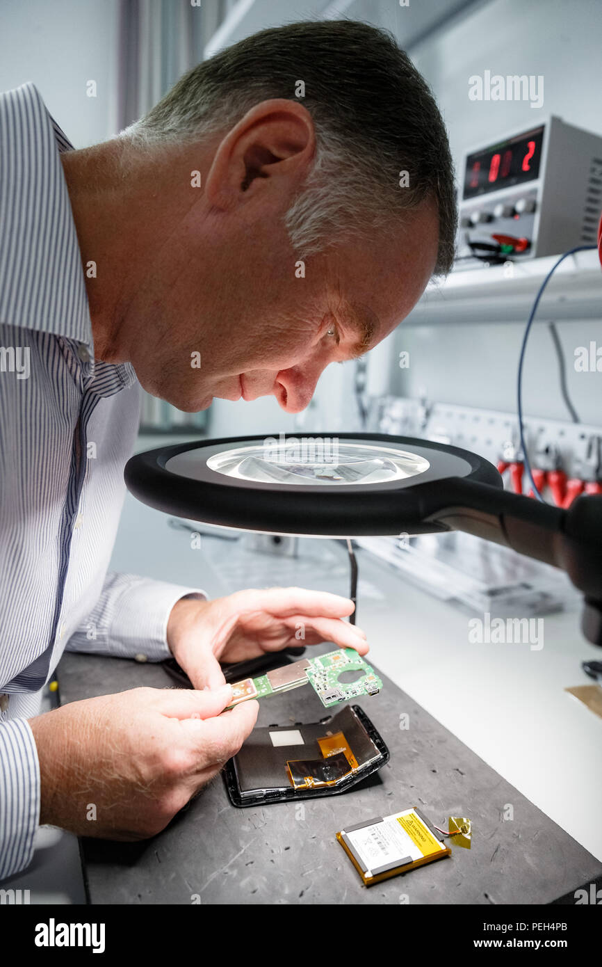Kiel, Germany. 15th Aug, 2018. Forensic expert Wolfgang Millat is expanding a memory chip from a secured circuit board in the chip-off laboratory of the State Criminal Police Office. Credit: Markus Scholz/dpa/Alamy Live News Stock Photo