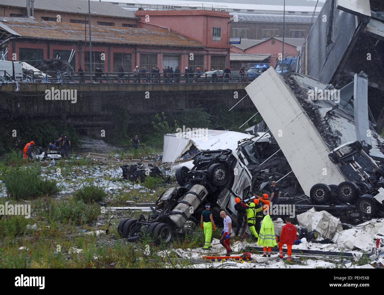 CROLLO DEL PONTE MORANDI - SOCCORSI (RICCARDO ARATA, GENOA - 2018-08-14) ps the photo can be used respecting the context in which it was taken, and without the defamatory intent of the decoration of the people represented Stock Photo