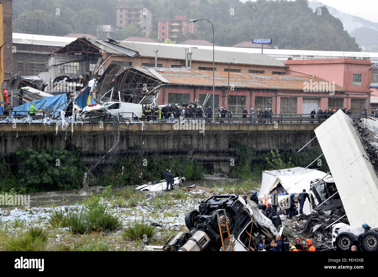 CROLLO DEL PONTE MORANDI - SOCCORSI (RICCARDO ARATA, GENOA - 2018-08-14) ps the photo can be used respecting the context in which it was taken, and without the defamatory intent of the decoration of the people represented Stock Photo