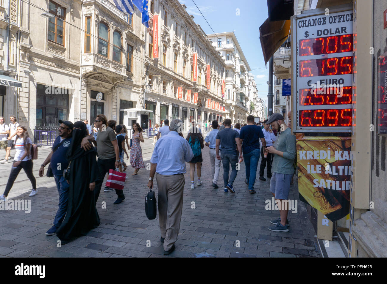 Istanbul Turkey 15th August 2018 Many Turks And Tourists Went To Change Office Today Amid The Rapid Changes In Turkish Currency Credit Engin Karaman Alamy Live News Stock Photo Alamy