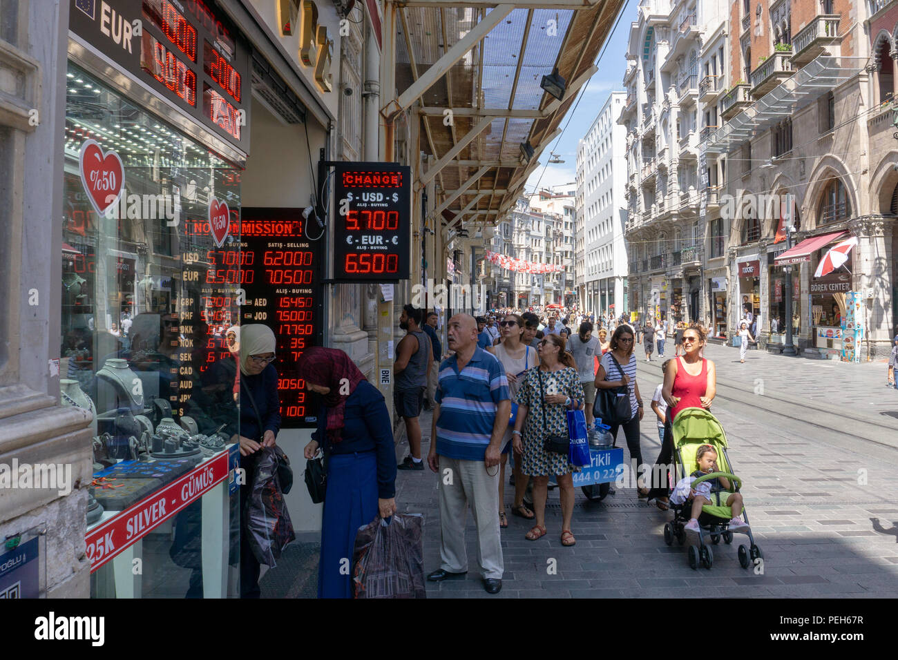 Istanbul, Turkey. 15th August 2018. People watching the change in Turkish currency Credit: Engin Karaman/Alamy Live News Stock Photo