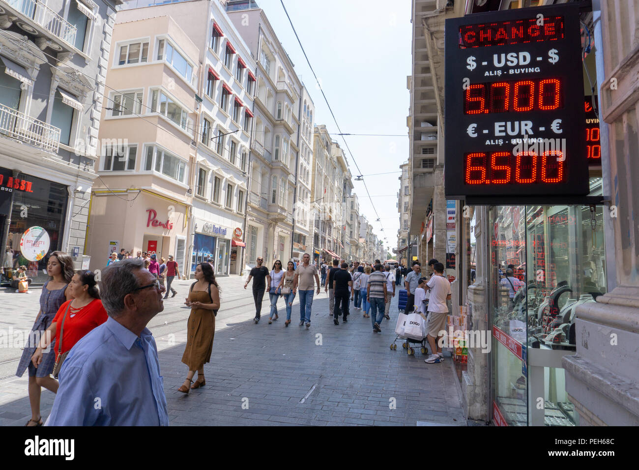 Istanbul Turkey 15th August 2018 Many Turks And Tourists Went To Change Office Today Amid The Rapid Changes In Turkish Currency Credit Engin Karaman Alamy Live News Stock Photo Alamy