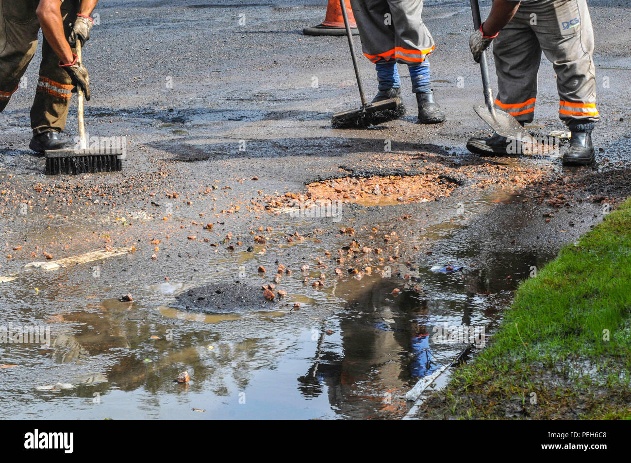 Porto Alegre, Brazil. 15th Aug, 2018. way operation in the streets of Porto Alegre was resumed. Due to the rains and lack of money, the operation was still in progress and there were no repairs on the streets of the gauchos. Credit: Omar de Oliveira/FotoArena/Alamy Live News Stock Photo