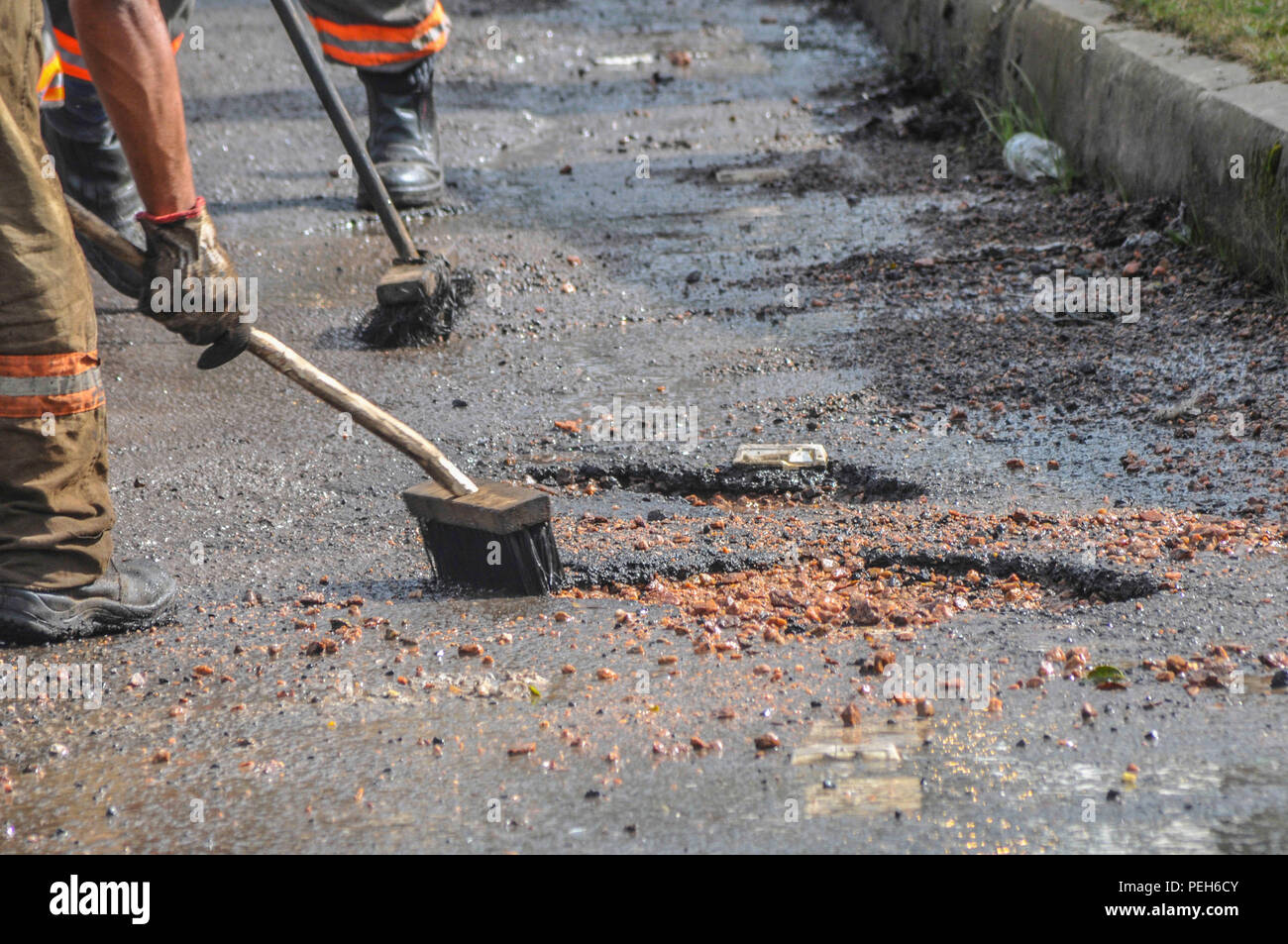 Porto Alegre, Brazil. 15th Aug, 2018. way operation in the streets of Porto Alegre was resumed. Due to the rains and lack of money, the operation was still in progress and there were no repairs on the streets of the gauchos. Credit: Omar de Oliveira/FotoArena/Alamy Live News Stock Photo
