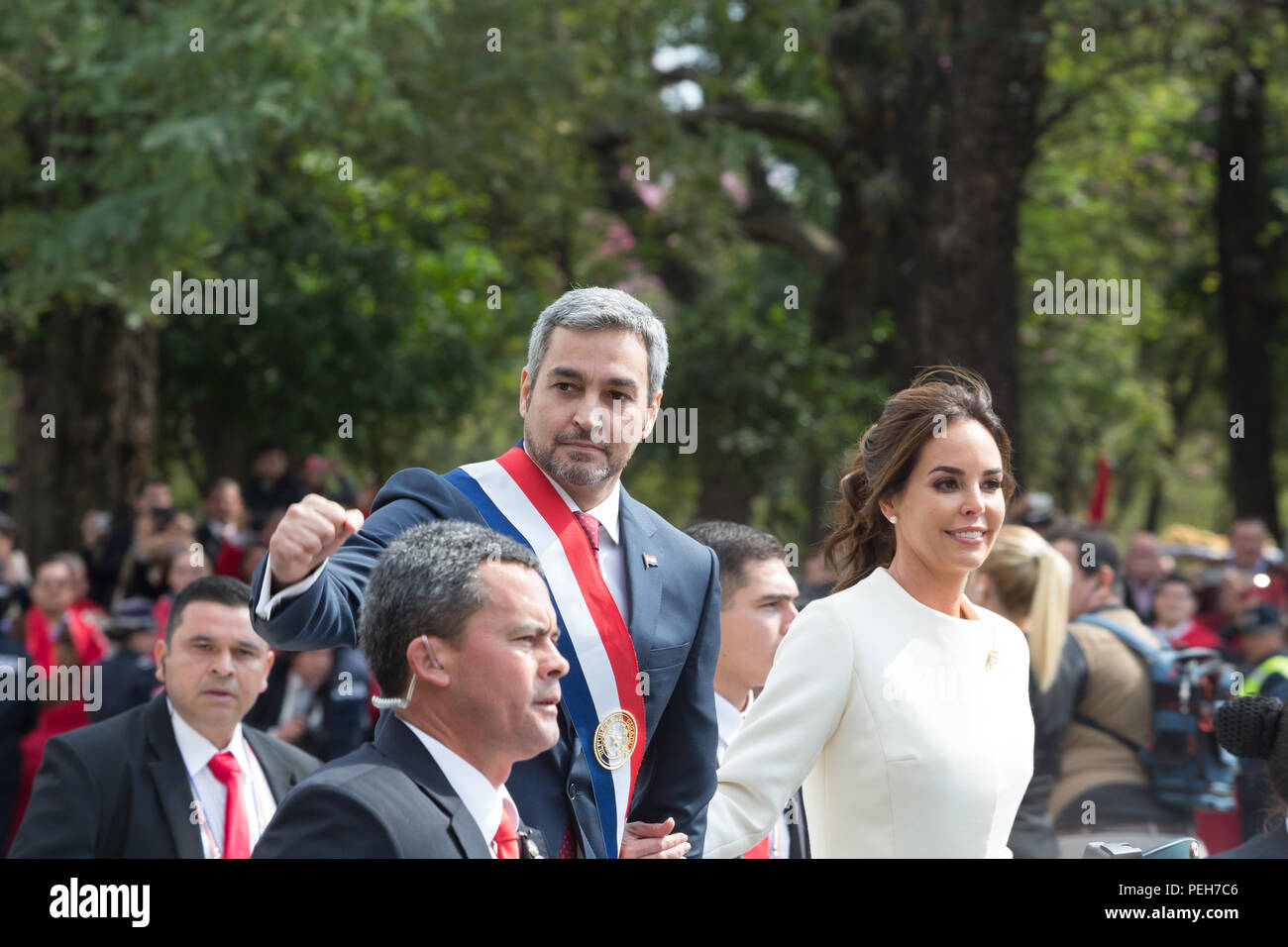 Asuncion, Paraguay. 15th Aug, 2018. Paraguay's new President Mario Abdo Benítez gestures to members of the public as he rides in a convertible car beside his wife Silvana López Moreira, after leaving the Palace of Lopez towards the Metropolitan Cathedral in Asuncion, Paraguay. Credit: Andre M. Chang/ARDUOPRESS/Alamy Live News Stock Photo