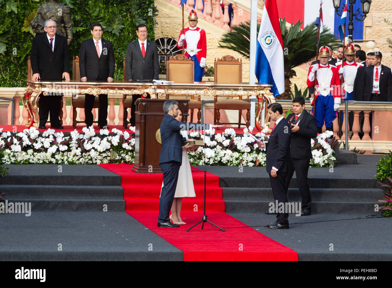 Asuncion, Paraguay. 15th Aug, 2018. Paraguay's new President Mario Abdo Benítez sworn-in by the president of the Paraguayan Congress Silvio Ovelar, during his inauguration ceremony at the esplanade of the Palace of Lopez in Asuncion, Paraguay. Credit: Andre M. Chang/Alamy Live News Stock Photo