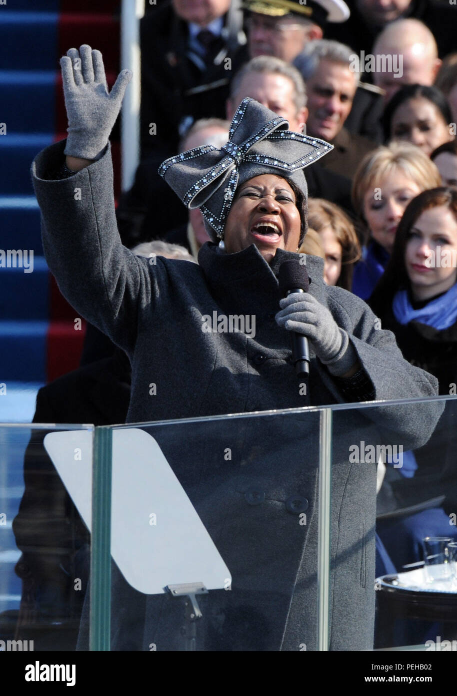 Washington, DC - January 20, 2009 -- United States SInger Aretha Franklin performs at the the 56th Presidential Inauguration ceremony for Barack Obama as the 44th President of the United States in Washington, DC, USA 20 January 2009. Obama defeated Republican candidate John McCain on Election Day 04 November 2008 to become the next U.S. President.Credit: Pat Benic - Pool via CNP | usage worldwide Stock Photo
