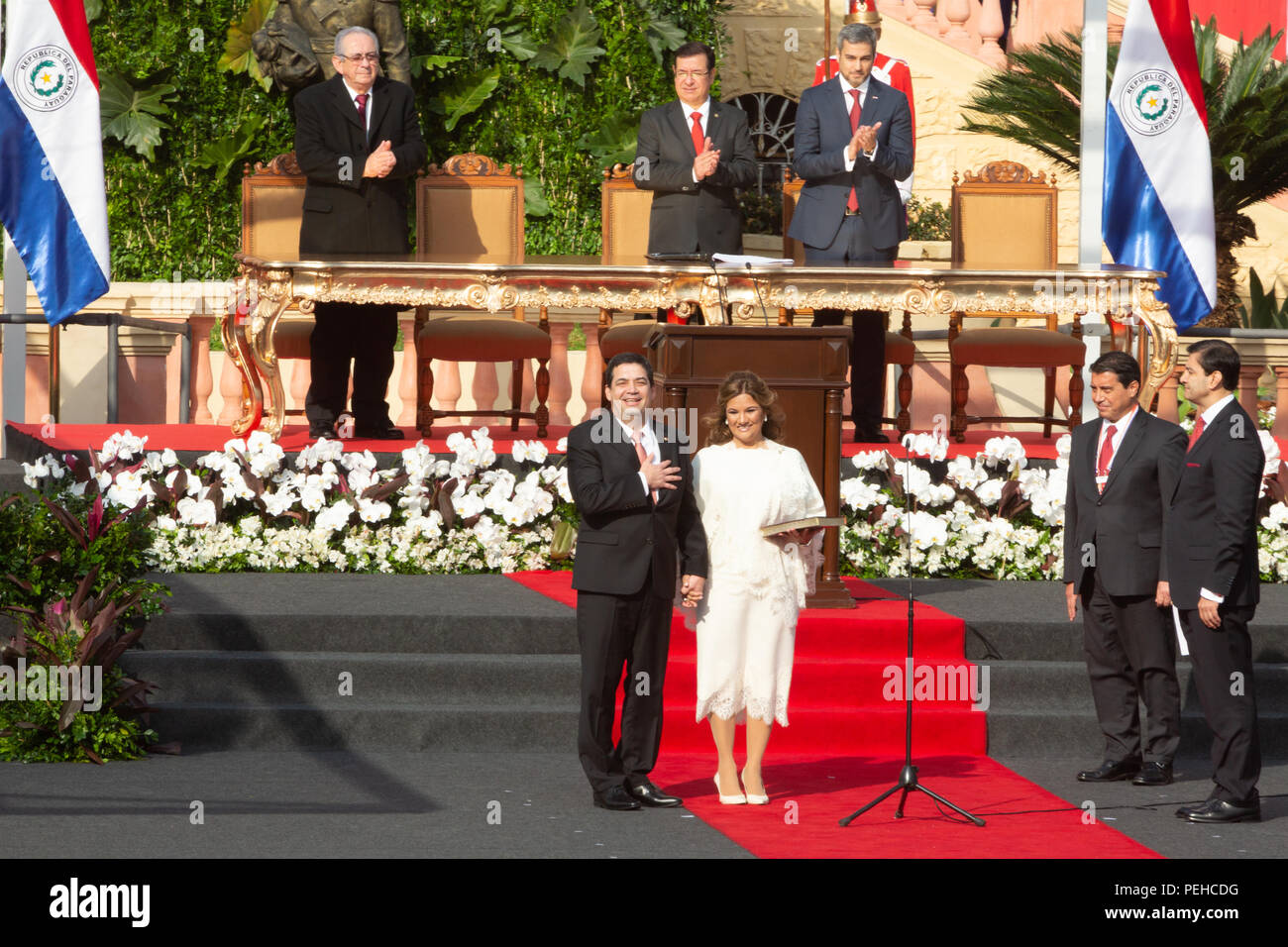 Asuncion, Paraguay. 15th Aug, 2018. Paraguay's new Vice President Hugo Velazquez gestures after his swearing-in next to his wife Lourdes Samaniego during the inauguration ceremony of Paraguay's new President Mario Abdo Benitez at the esplanade of the Palace of Lopez in Asuncion, Paraguay. Credit: Andre M. Chang/Alamy Live News Stock Photo