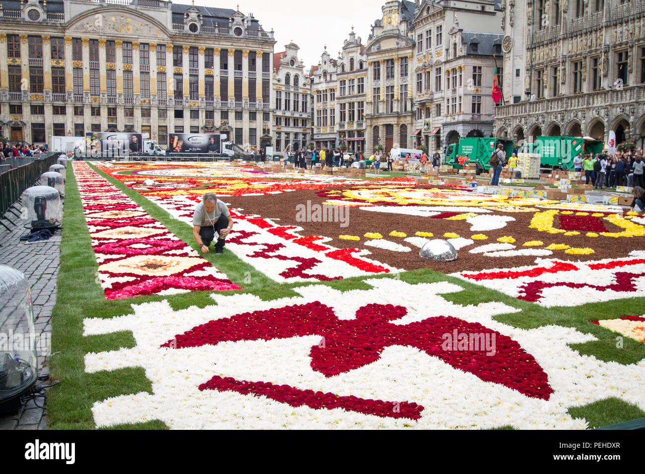 Brussels, Belgium. 16th Aug 2018. Every 2 Years the Grand-Place in Brussels  is covered with a flower carpet. The 2018 theme is Mexico the flower carpet  is dedicated to Guanajuato a Mexican