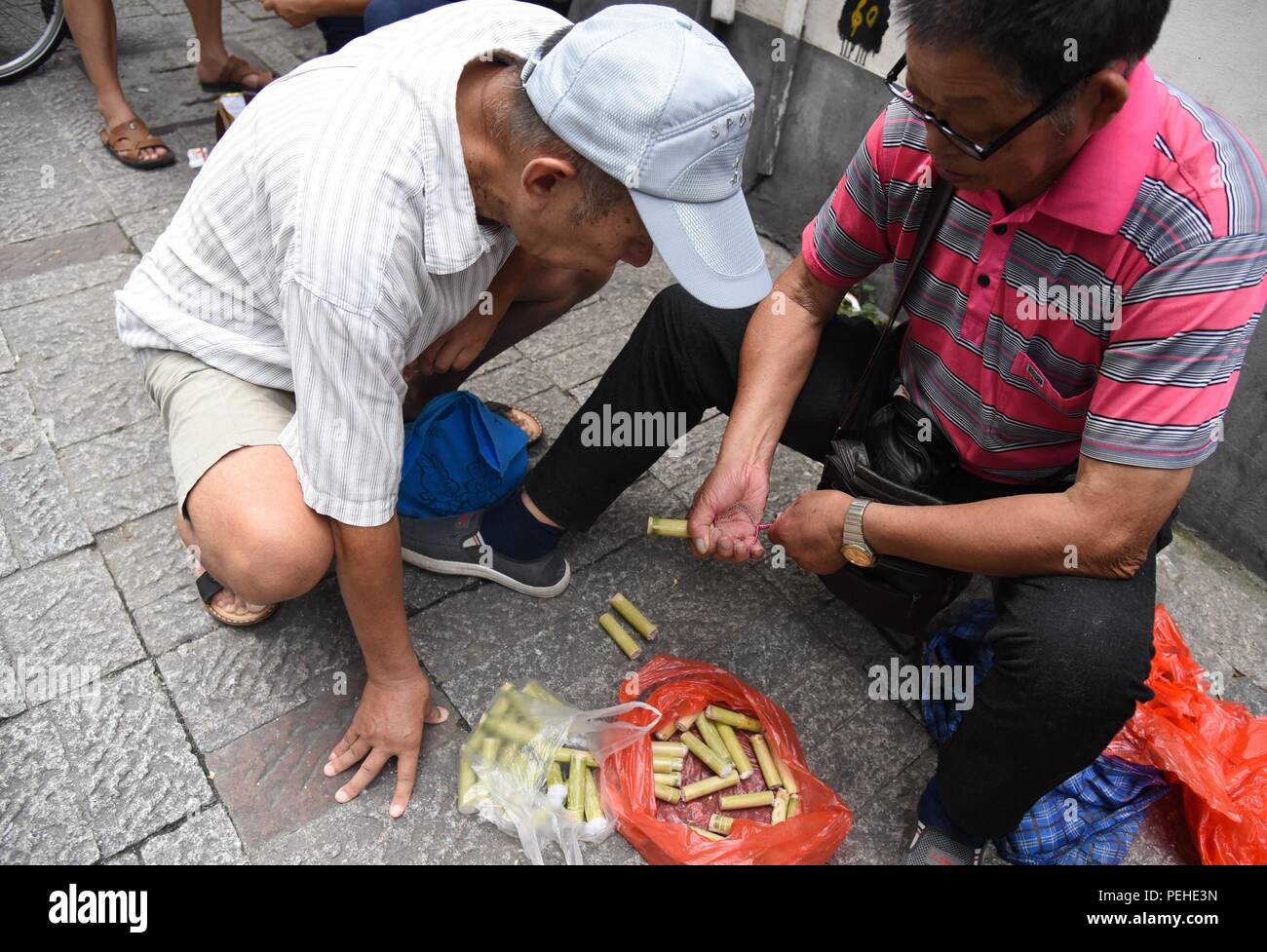 Hangzhou, Hangzhou, China. 16th Aug, 2018. Hangzhou, CHINA-People select  crickets at a cricket market in Hangzhou, east China's Zhejiang Province.  Cricket fighting is a kind of sport involving the fighting of male