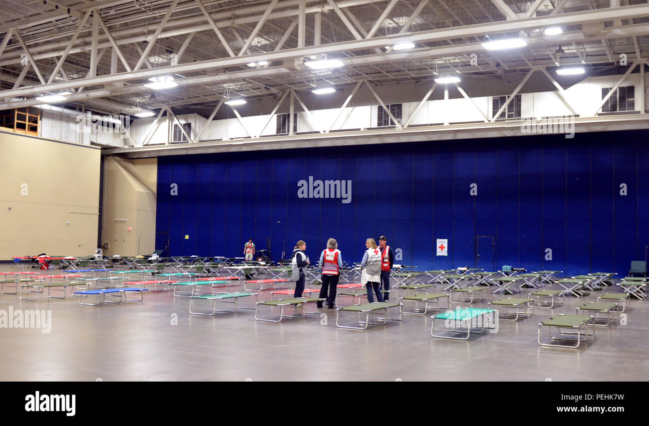 Members of Minnesota Red Cross participate in a mass sheltering simulation at the Duluth Entertainment Convention Center (DECC), Duluth, Minn.  Aug. 25, 2015, as part of Vigilant Guard 2015. Vigilant Guard is a United States Northern Command and National Guard Bureau-sponsored exercise program designed to improve emergency coordination, response and recovery management with federal, regional, local, civilian and military partners. (U.S. National Guard photo by Tech. Sgt. Scott G. Herrington/Released) Stock Photo