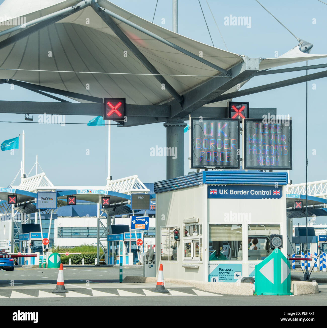 Calais Border Hi res Stock Photography And Images Alamy