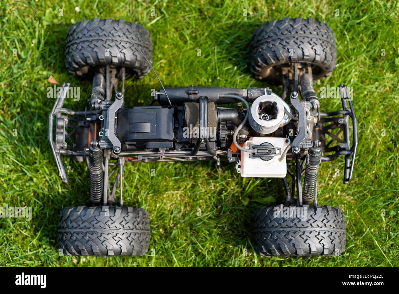 Radiocontrolled car with internal combustion engine for nitro fuel