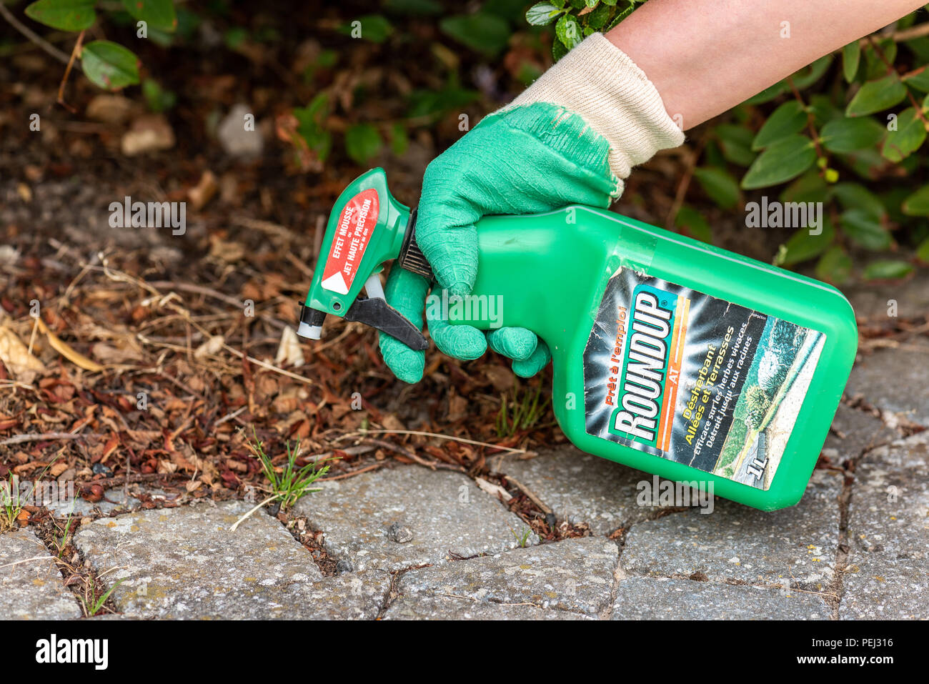 Roundup weedkiller hi-res stock photography and images - Alamy