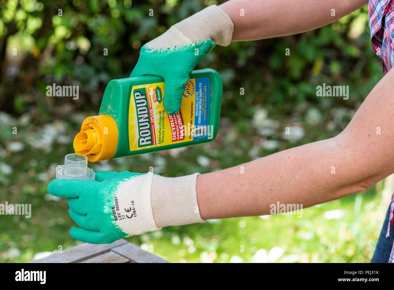 Roundup weedkiller hi-res stock photography and images - Alamy