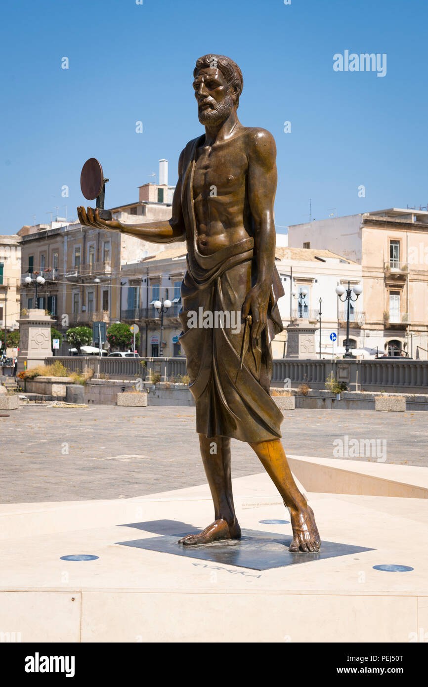 Italy Sicily Syracuse Siracusa Via Malta Ponte Santa Lucia statue sculpture bronze of Eureka birthplace Archimedes mathematician by Giuseppe Mascali Stock Photo