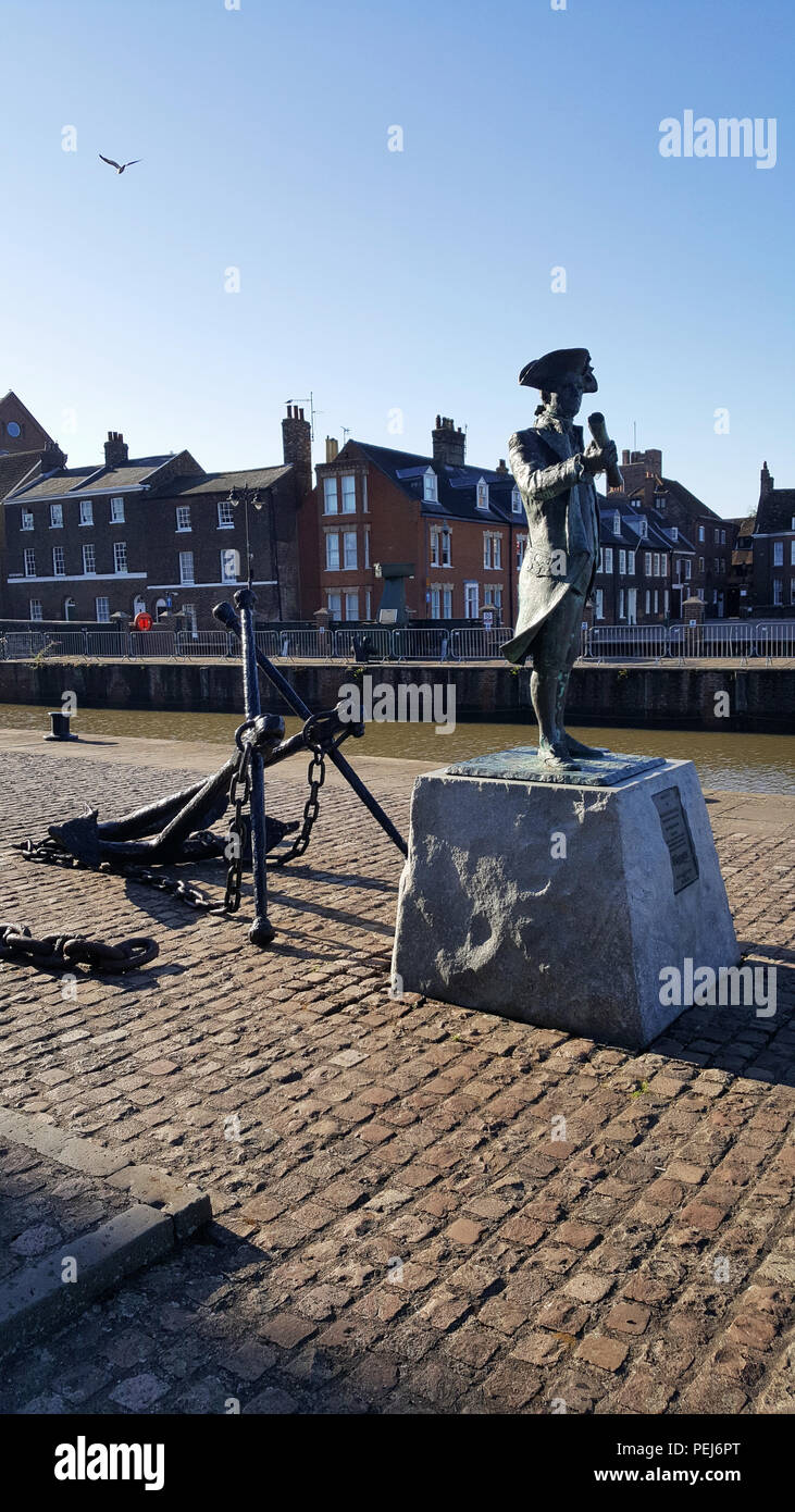 Custom House along with the statue of Captain George Vancouver, Kings ...