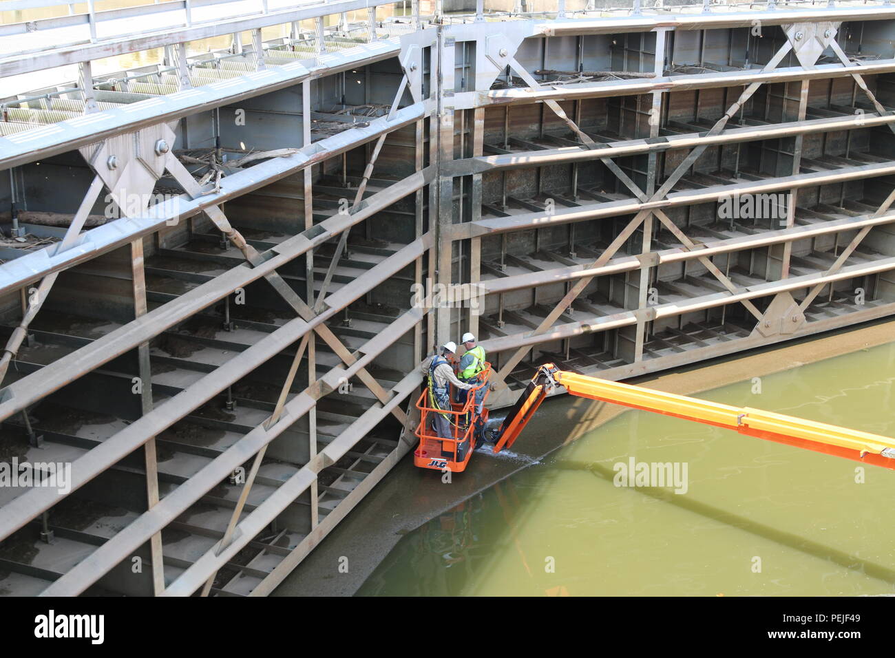 Maintain Navigation Separation The Army Corps of Engineers suspended navigation at Murray Lock on the ...