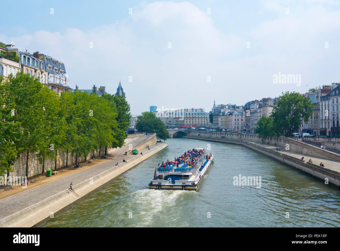 Paris sightseeing boat hi-res stock photography and images - Alamy