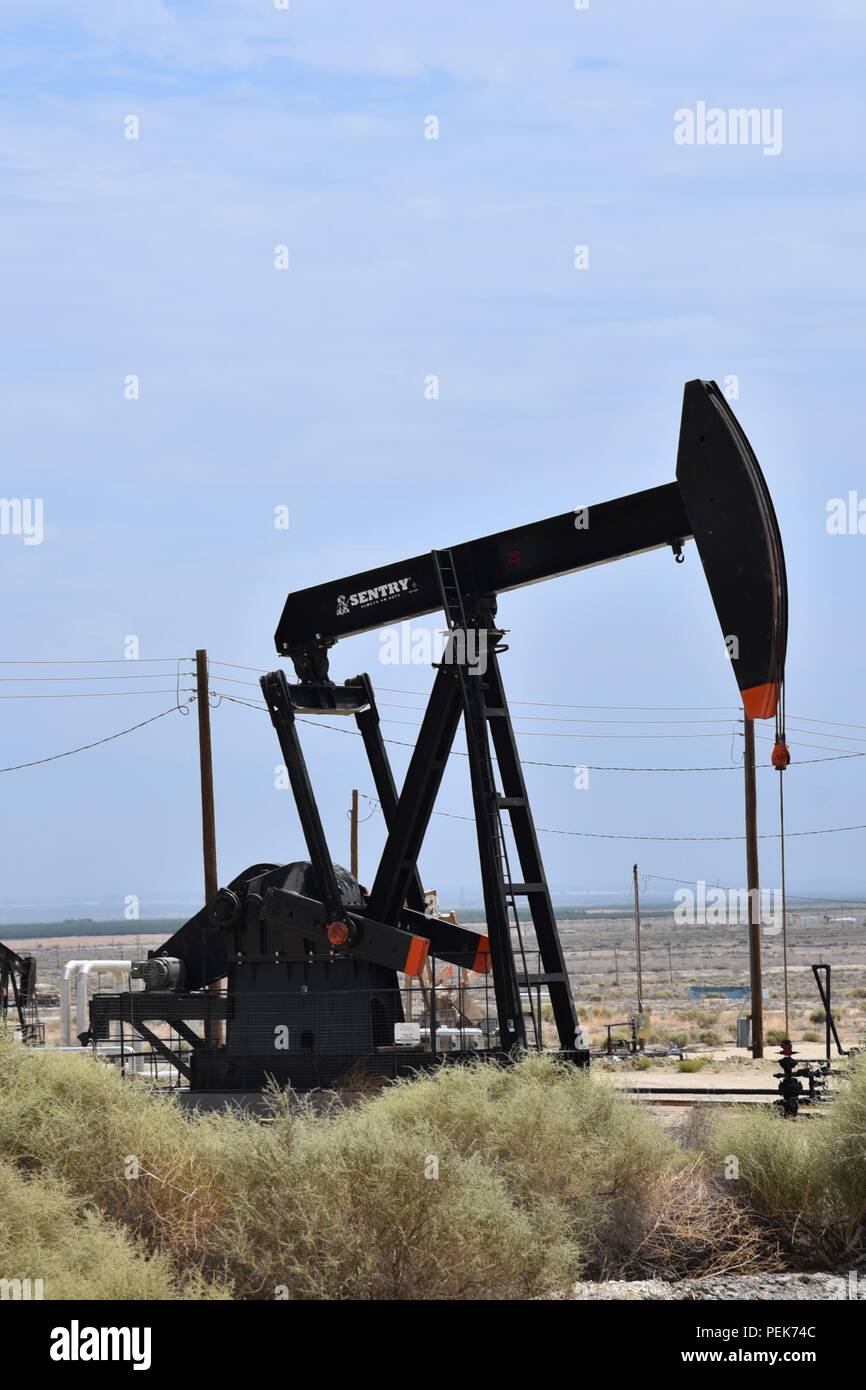 Oil rig in California desert oilfield Stock Photo - Alamy