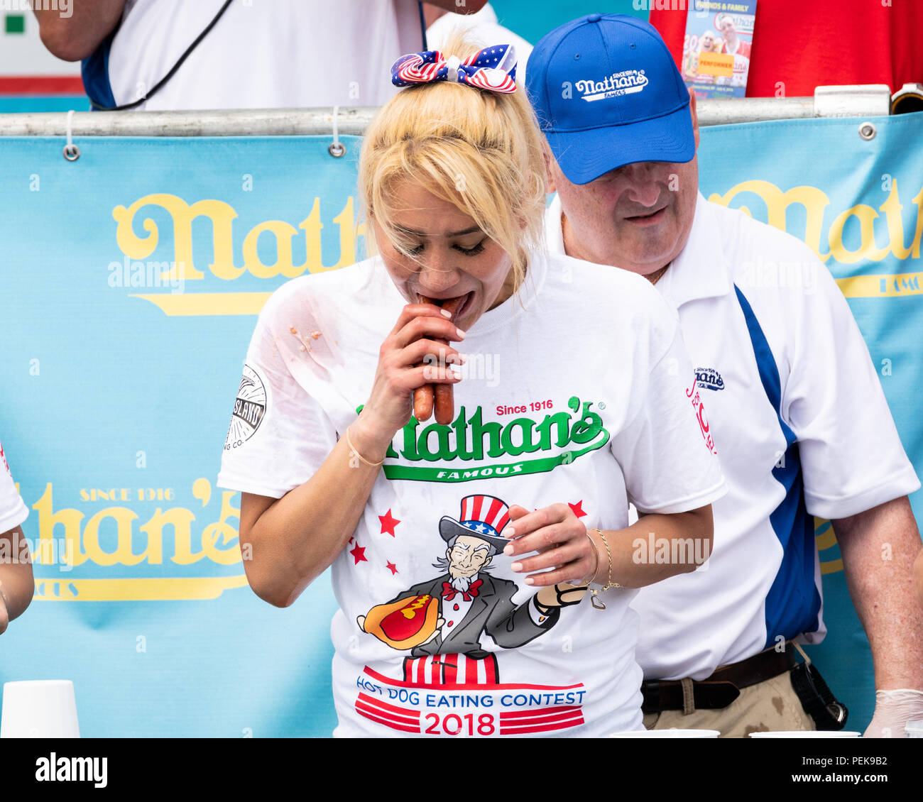 Miki Sudo Blonde Hair In The Center Ate 37 Hot Dogs And Buns In