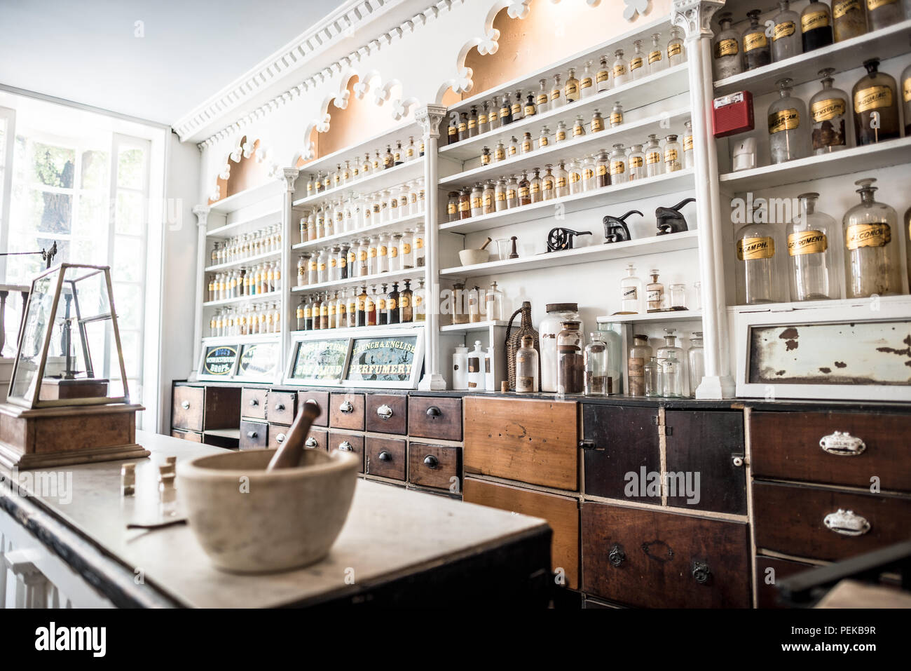 Apothecary shop historic hi-res stock photography and images - Alamy