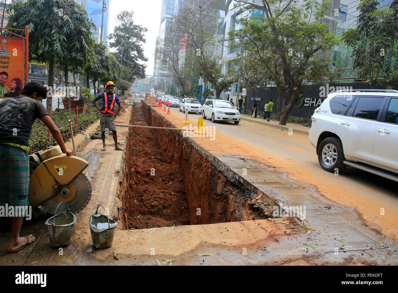 The Gulshan Avenue dug up by Dhaka Wasa for installing storm-water drainage lines, Dhaka, Bangladesh Stock Photo