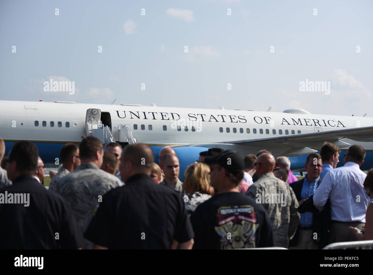 Friends, family and supporters wait to welcome Vice President Mike Pence Aug. 14, 2018 at the Toledo Express Airport in Toledo, Ohio. Pence was in Ohio for a couple of campaign events and took tome to greet local residents. (U.S. Air National Guard photo by Airman 1st Class Hope Geiger) Stock Photo