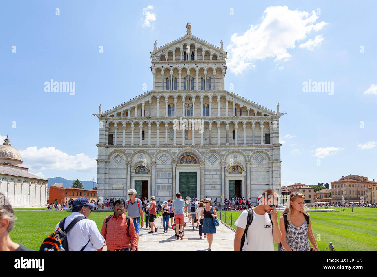 The frontage of the Cathedral of Pisa with its dazzling cladding of marble. La façade de la Cathédrale de Pise éclatante avec son revêtement de marbre Stock Photo