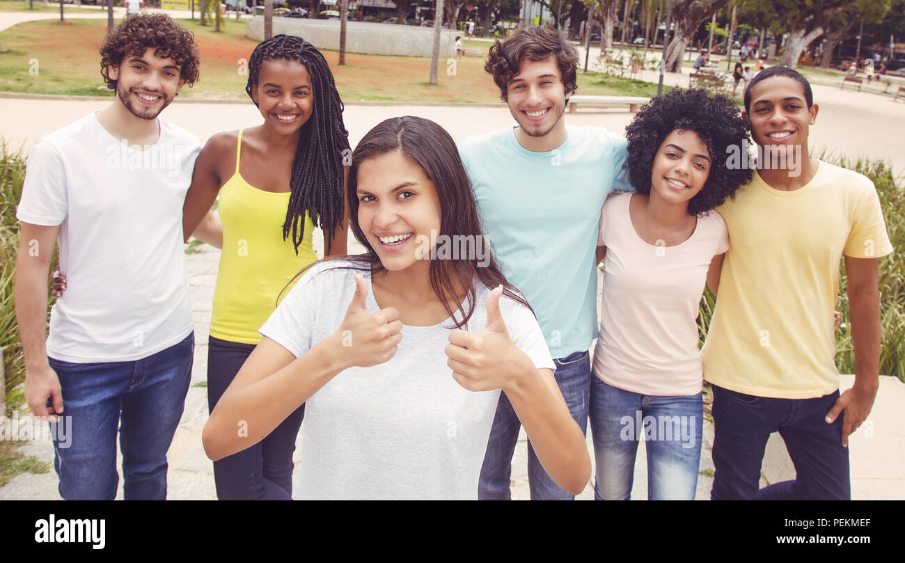 Group of young teens outdoors hi-res stock photography and images - Alamy