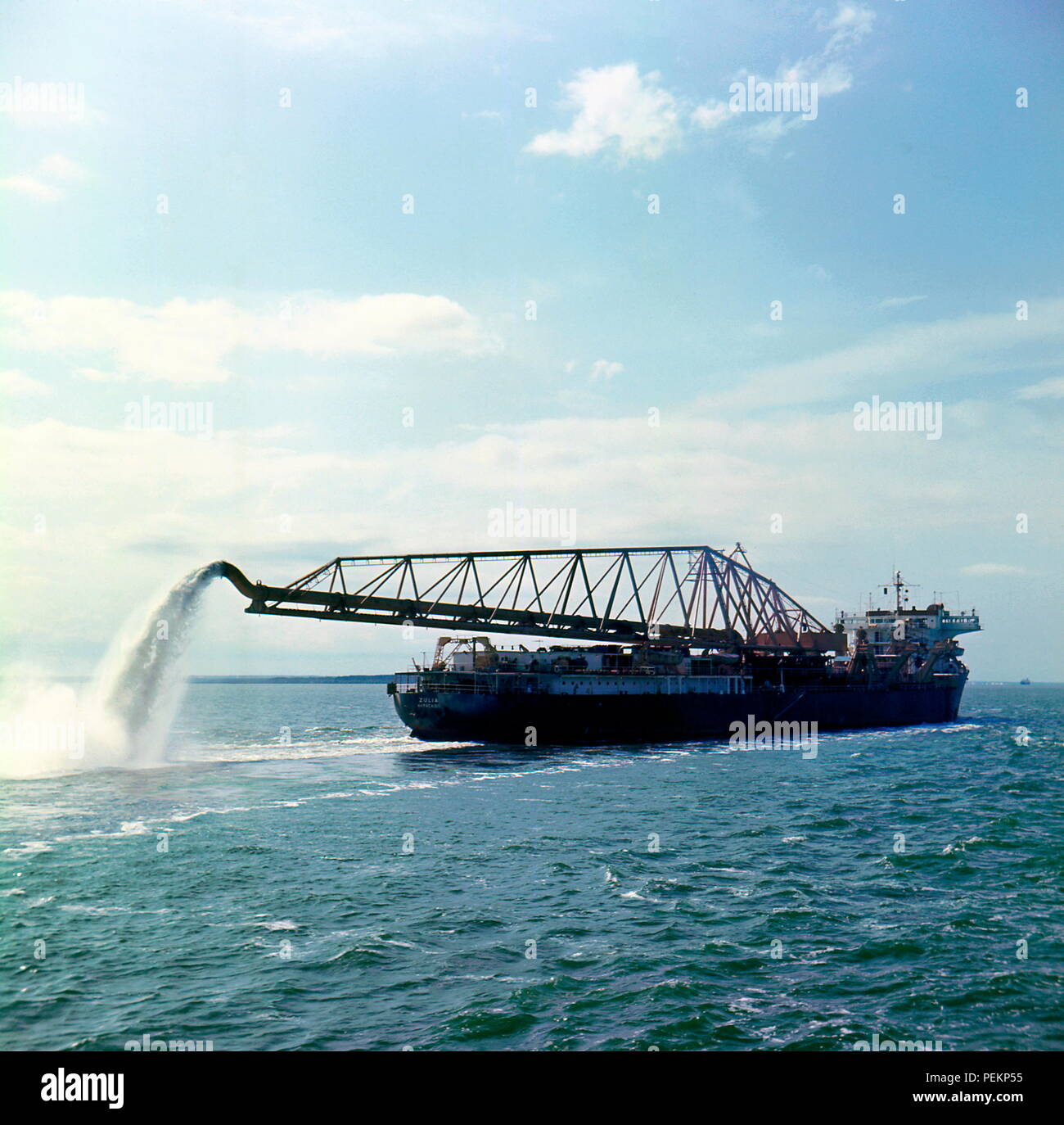 AJAXNETPHOTO. 1966. LAKE MARACAIBO, VENEZUELA. - CLEAN SWEEP - THE HUGE 15,000 TON DREDGER ZULIA AT WORK AT THE ENTRANCE TO LAKE MARACAIBO, VENEZUELA. BUILT IN JAPAN 1959; WORLD'S LARGEST ARM DREDGER AT THE TIME.  PHOTO:JONATHAN EASTLAND/AJAX.  REF:56612 6 Stock Photo