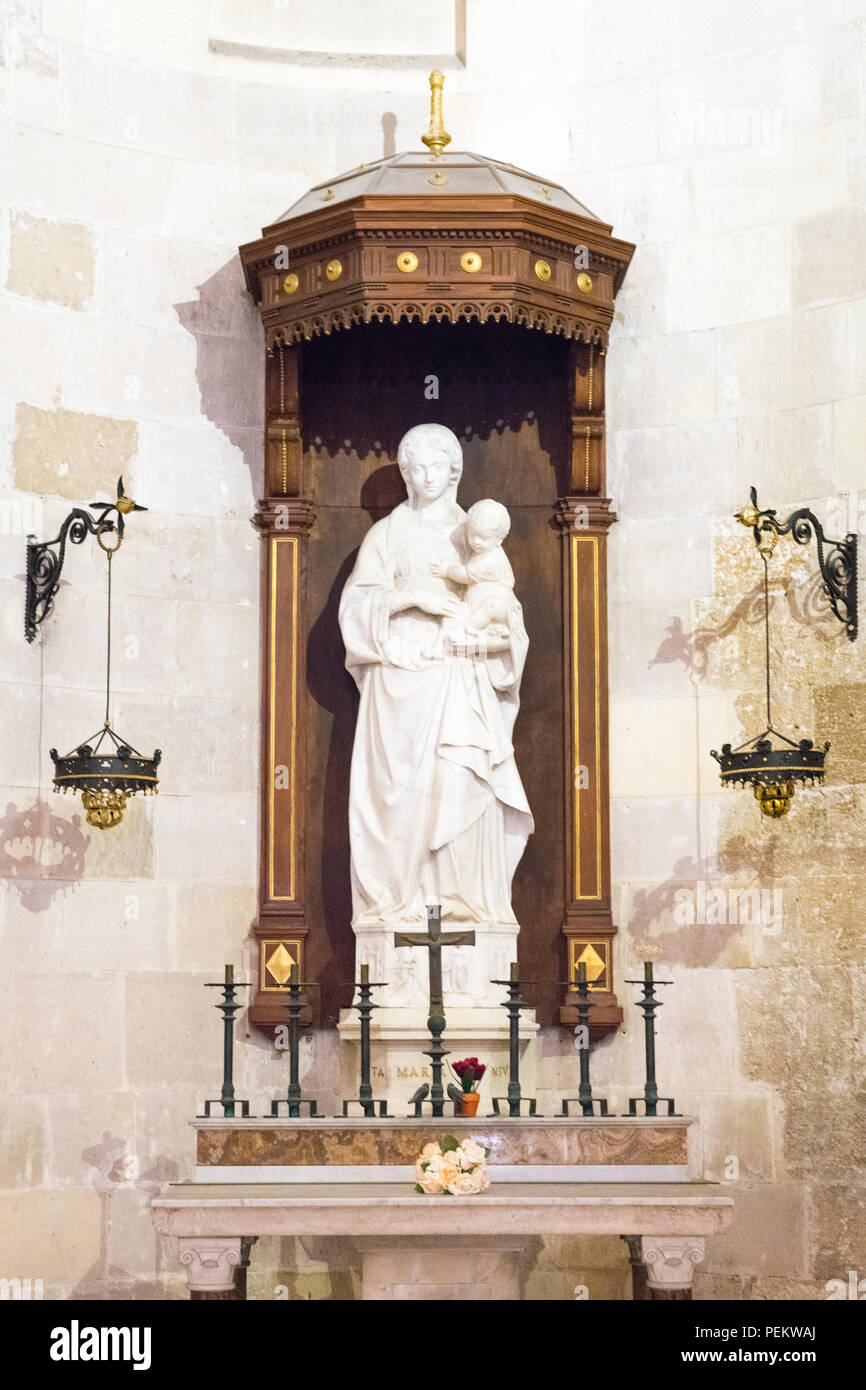 Italy Sicily Syracuse Siracusa Ortygia Baroque Duomo Templo di Minerva cathedral built by Saint Bishop Zosimo apse nave statue Santa Maria with child Stock Photo
