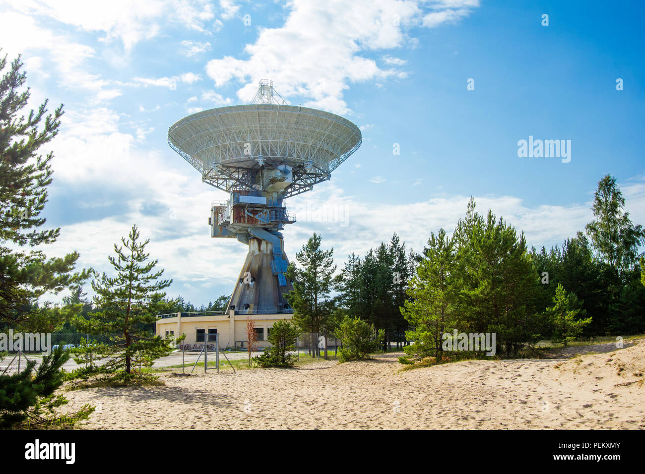 Military satellite dish hi-res stock photography and images - Alamy