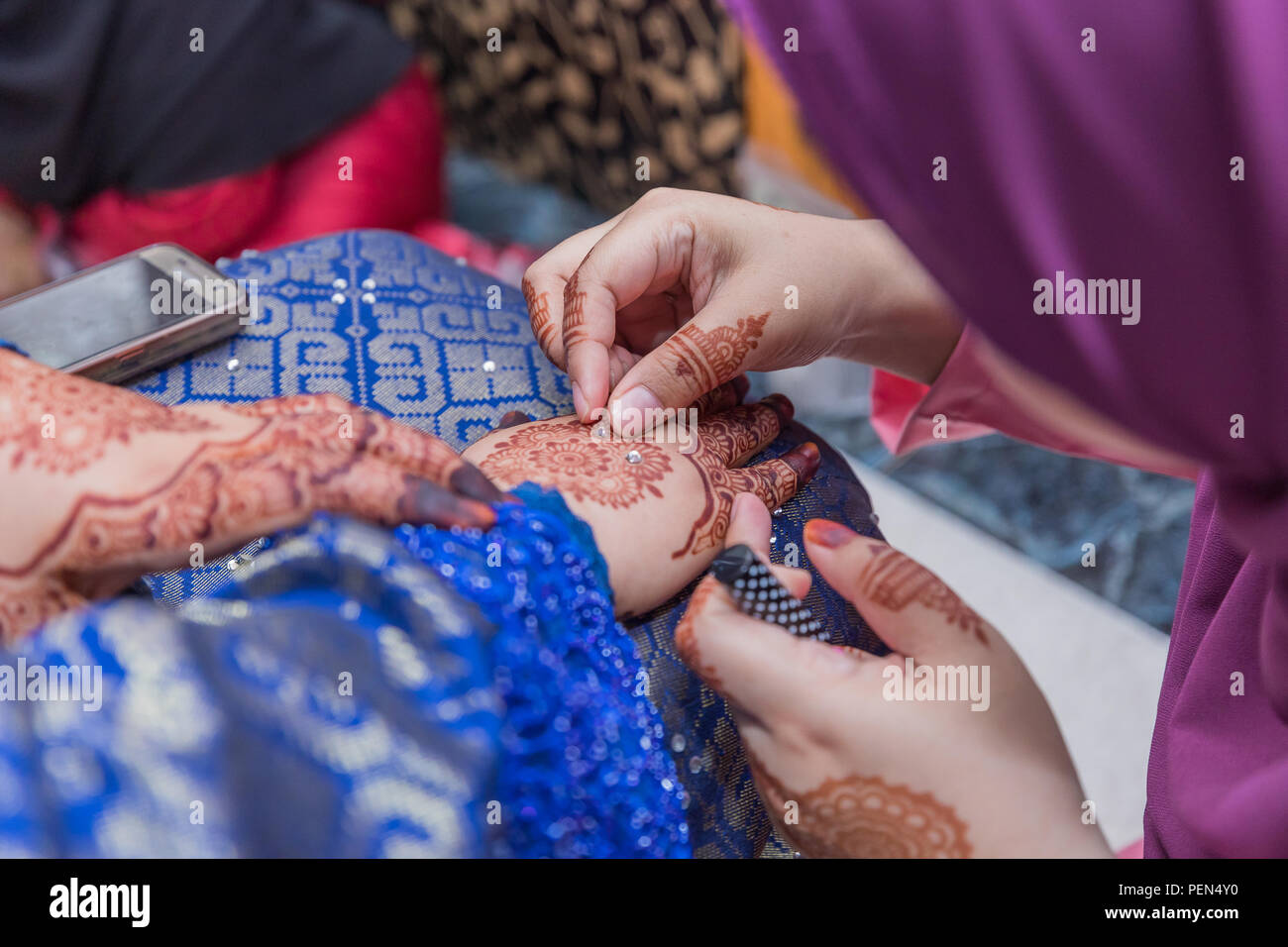 Muslim Wedding Henna Artist Stock Photo Alamy